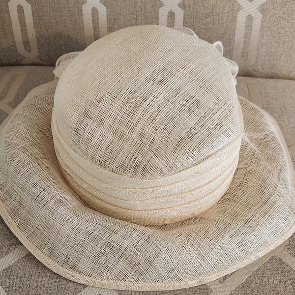 Lord and Taylor new with tags cream hat with bow - Picture 4 of 6